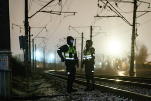 Per plauką nuo nelaimės: Kaune ant bėgių pakibo automobilis, prireikė ugniagesių
