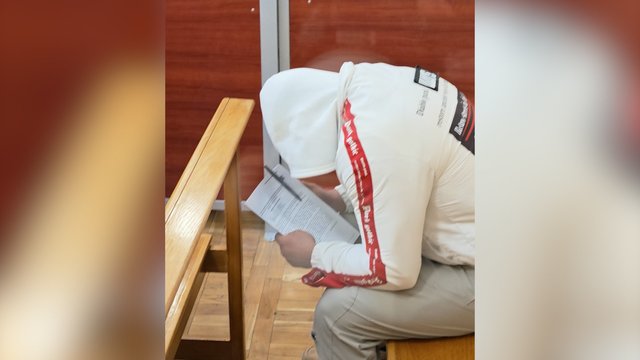 Užfiksavo iš arti: į teismą atvežtas pirmas įtariamasis dėl paramediko nužudymo