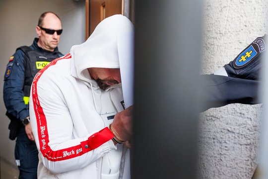 Į teismą atvesdinti jau visi trys įtariamieji M. Sadausko nužudymo byloje: J. Gaigalaitės advokatas pateikė kitokią versiją