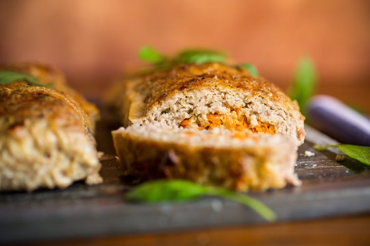 Sultingas mėsos vyniotinis – hitas užimtoms šeimininkėms: per faršą perbrauki kočėlu – ir viskas