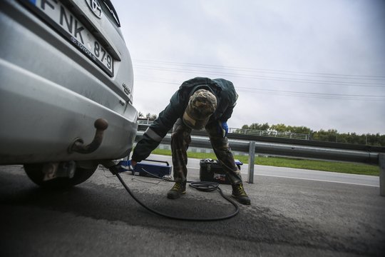 Aplinkosaugininkai nebegalės tikrinti lengvųjų automobilių taršos