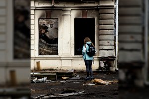 Savivaldybės stiprina priedangų saugumą: langų stiklai dengiami apsaugančiomis nuo sužalojimo šukėmis sprogimo banga plėvelėmis
