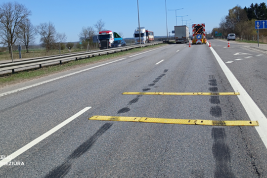 A1 magistralėje vos išvengta avarijos: kelininkai rodo, kaip suveikė saugos priemonės