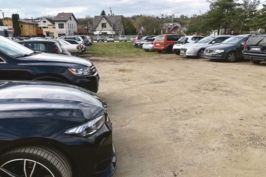 Automobilių turgavietę įsirengė prie pat daugiabučio: pardavinėja pigias senienas