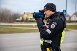 Policija Kretingos r. sučiupo pažeme skriejusį vairuotoją – leistiną greitį viršijo daugiau nei 100 km/val.