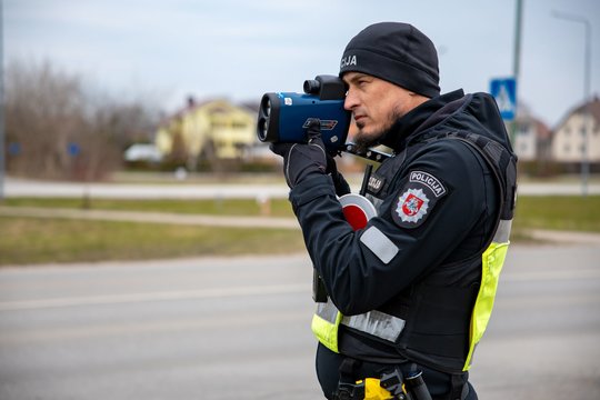 Policija Kretingos r. sučiupo pažeme skriejusį vairuotoją – leistiną greitį viršijo daugiau nei 100 km/val.