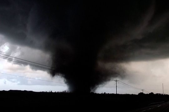Tornadai siaubia Oklahomos valstiją: užfiksavo galingą stichiją iš arti