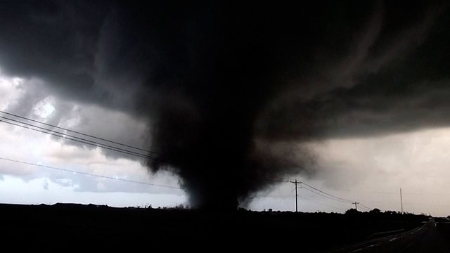 Tornadai siaubia Oklahomos valstiją: užfiksavo galingą stichiją iš arti