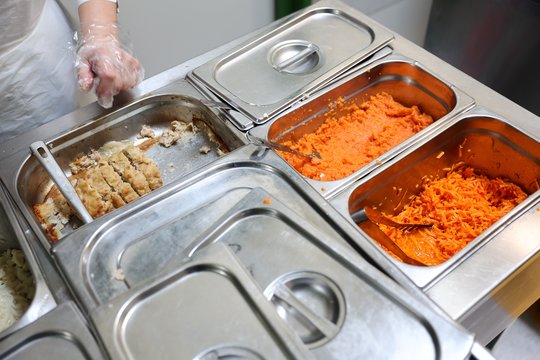 Skandalas gydymo ir globos įstaigose: ligonius maitino nelegaliai, naudojo pasibaigusio galiojimo produktus