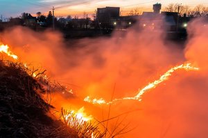 Dėl žolės deginimo šį pavasarį jau nukentėjo 3 žmonės, ugnis pasiekė pastatus