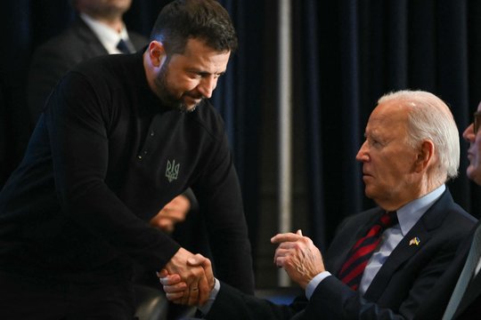 Ekspertas prabilo apie tamsų J. Bideno šešėlį virš Ukrainos: vėlavusių sprendimų kaina – milžiniška