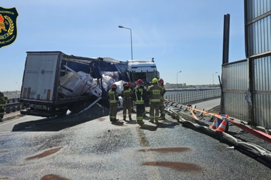 Lenkijoje sunkvežimio vairuotojas iš Lietuvos sukėlė avariją: įpūtė beveik 3 promiles