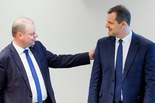 Penktadienis priminė juodą debesį virš Lietuvos politikos: žinios pasivijo ir S. Skvernelį, ir G. Palucką