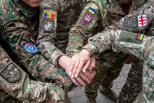 Lietuvos kariuomenės mokykloje baigtas pirmasis šių metų Tarptautinis instruktoriaus kursas