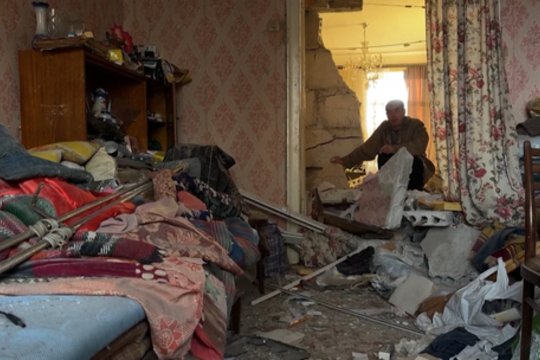 Naktinis smūgis į Dniprą: iš griuvėsių ištraukti du žuvusieji – gelbėjimo operacijos tęsiasi