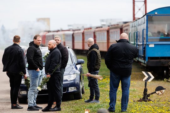 Artimieji, kolegos ir bičiuliai jautriai atsisveikina su žiauriai nužudytu paramediku M. Sadausku