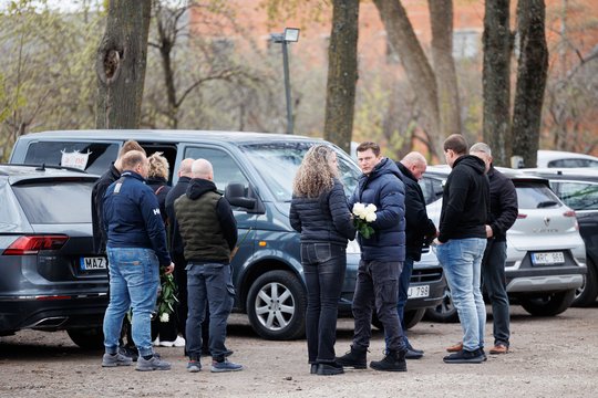 Artimieji, kolegos ir bičiuliai jautriai atsisveikina su žiauriai nužudytu paramediku M. Sadausku