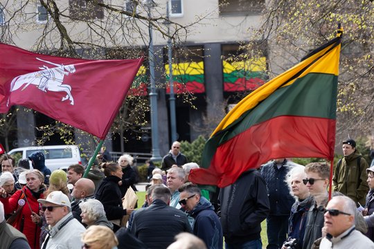 Protestas prie prezidentūros: susirinkusieji reikalauja sustabdyti Kapčiamiesčio poligono statybas