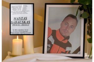 Prie šarvojimo salės atėjusius atsisveikinti su M. Sadausku pasitiko širdį veriantys žodžiai