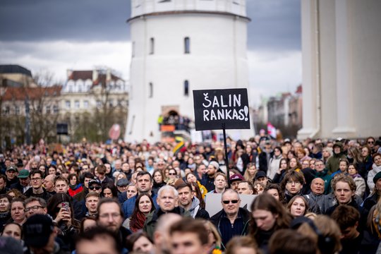 „Šalin rankas“ Katedros aikštėje: protestuotojai reikalauja stabdyti LRT įstatymo pataisas