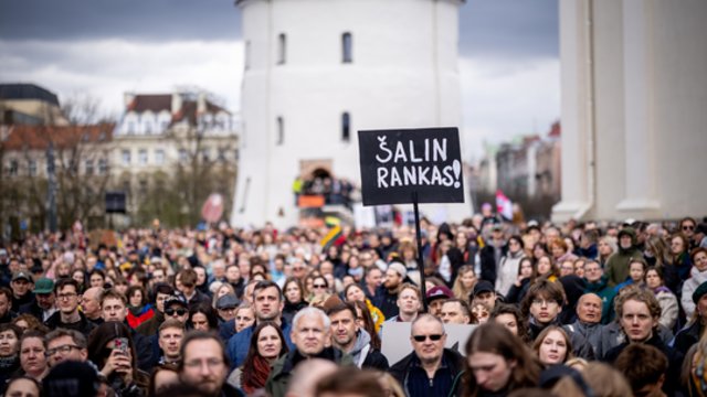 „Šalin rankas“ Katedros aikštėje: protestuotojai reikalauja stabdyti LRT įstatymo pataisas