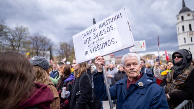 „Šalin rankas“ protestas Vilniuje: tūkstančiai žmonių Katedros aikštėje gynė žodžio laisvę