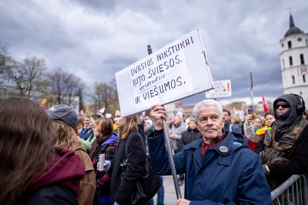 „Šalin rankas“ protestas Vilniuje: tūkstančiai žmonių Katedros aikštėje gynė žodžio laisvę