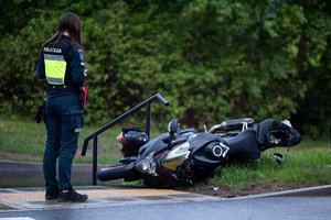 Tragiška baigtis – ligoninėje mirė per motociklo avariją susižalojęs JAV pilietis
