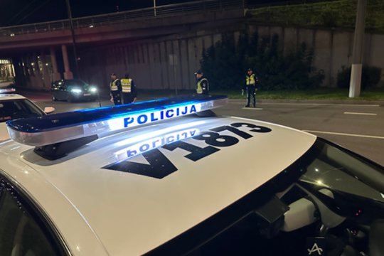 Įkaušęs vyras naktį Alytuje apgadino prekybos centro duris