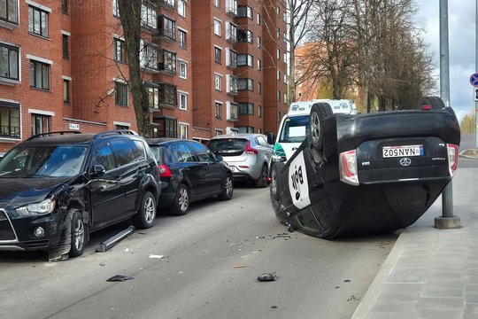 Pavežėjo automobilis Vilniuje apvirto ant stogo