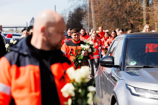 Gedinčių artimųjų, kolegų ir neabejingų žmonių minioje M. Sadauskas atgulė amžinojo poilsio vietoje: lydėjo įspūdingas kortežas