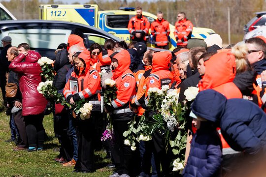 Gedinčių artimųjų, kolegų ir neabejingų žmonių minioje M. Sadauskas atgulė amžinojo poilsio vietoje: lydėjo įspūdingas kortežas