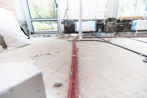 Kretingoje trūkęs vamzdis pridarė daug žalos: užlietos patalpos, žmonės buvo priversti jas palikti