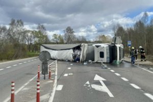 Svarbiame kelyje Anykščių r. apsivertė gėrimais krautas vilkikas – kelias pilnai blokuotas