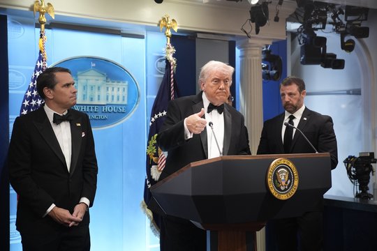 Vyras, šaudęs per korespondentų vakarienę, apkaltintas pasikėsinimu nužudyti D. Trumpą