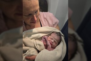 JAV padangėje – neeilinė istorija: amerikietė pagimdė skrydžio metu