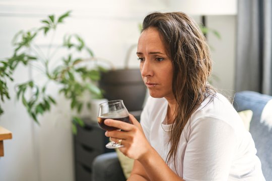 Moterų priklausomybė nuo alkoholio – kitokia nei vyrų: kodėl moterims sunkiau kreiptis pagalbos?
