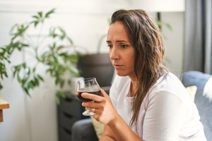 Moterų priklausomybė nuo alkoholio – kitokia nei vyrų: kodėl moterims sunkiau kreiptis pagalbos?