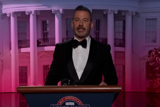 Paviešintas prieš šaudynes pasakytas J. Kimmelio pokštas apie M. Trump: „Švyti tarsi našlė“