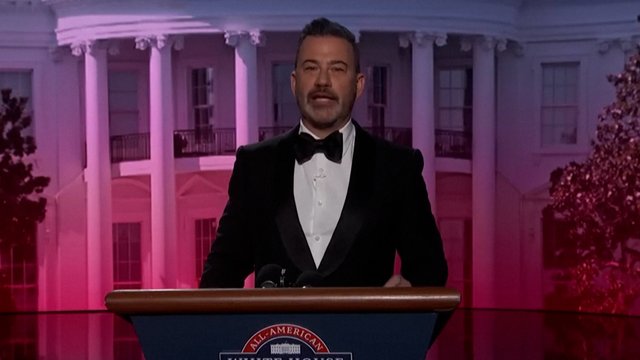 Paviešintas prieš šaudynes pasakytas J. Kimmelio pokštas apie M. Trump: „Švyti tarsi našlė“
