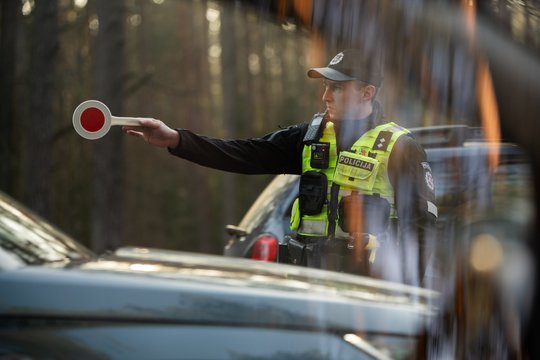 Latvijoje įkliuvusiam lietuviui gresia nejuokinga bausmė, gynėjai beda į įtartinas aplinkybes: „Su žmogumi elgiasi, kaip nori“