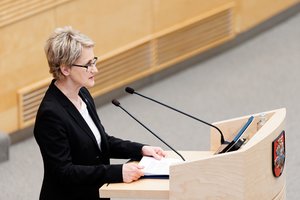 Konstitucijoje siūloma supaprastinti Seimo nario neliečiamybės atėmimo procedūrą