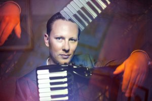 Pasaulio scenų žvaigždė M. Levickis pasirodys vietoj ką tik traumą patyrusio arfos virtuozo X. de Maistre