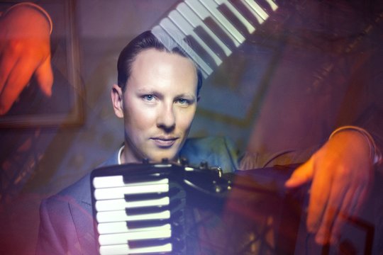 Pasaulio scenų žvaigždė M. Levickis pasirodys vietoj ką tik traumą patyrusio arfos virtuozo X. de Maistre