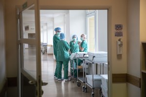 Medikas pasakė atvirai: jauniems gydytojams regionai nėra patrauklūs, ten dirbtų tik už „krūvą pinigų“