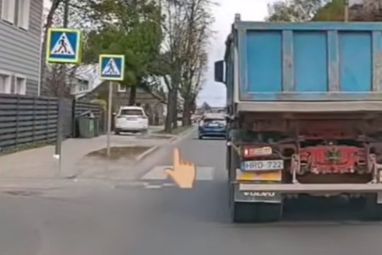 Kaune užfiksuotas akiplėšiškas manevras: spūstį aplenkė ten, kur važiuoti negalima