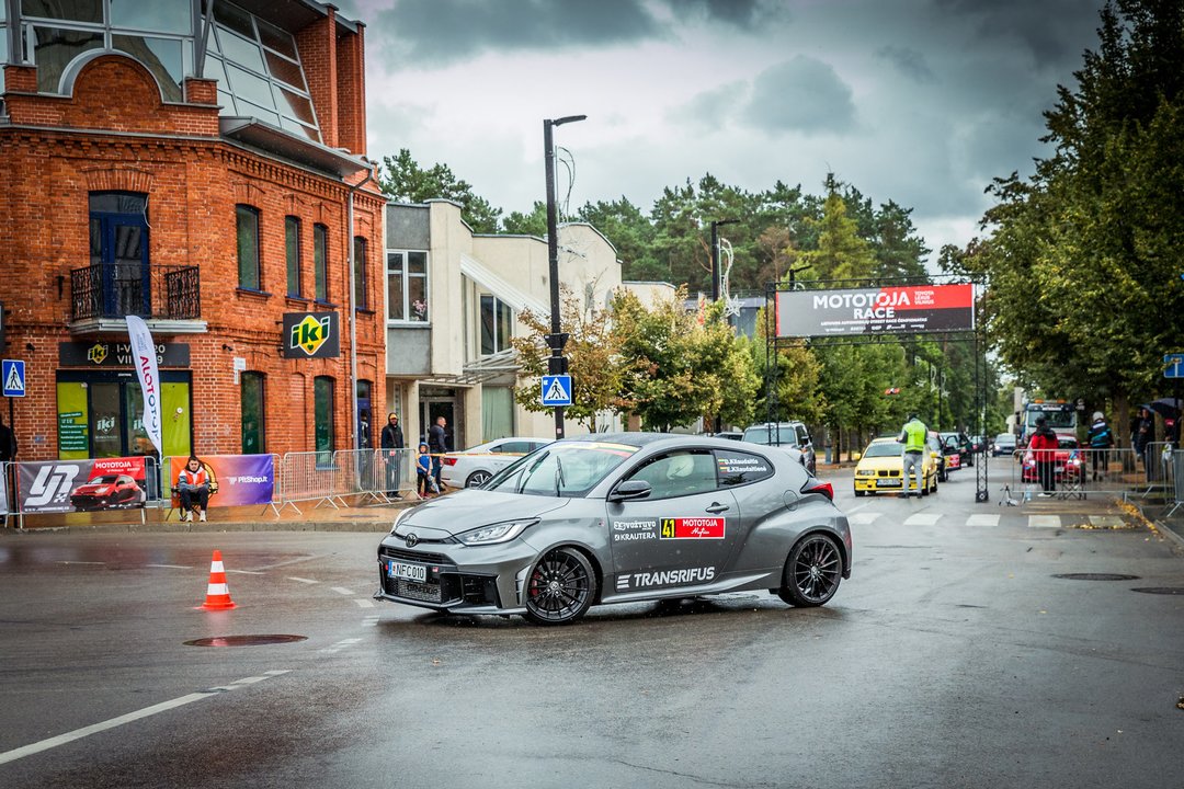 Alytuje startuos „Street race“ sezonas: greitis, naktinis šou ir naujojo „Toyota RAV4“ pristatymas