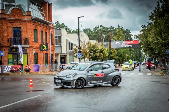Alytuje startuos „Street race“ sezonas: greitis, naktinis šou ir naujojo „Toyota RAV4“ pristatymas