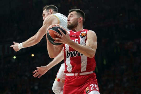 „Olympiakos“ ketvirtfinalio seriją pradėjo triuškinančia pergale