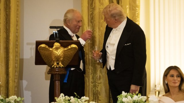 Karaliaus Karolio III garbei surengto banketo akimirkos: nevengė pašiepti ir D. Trumpą